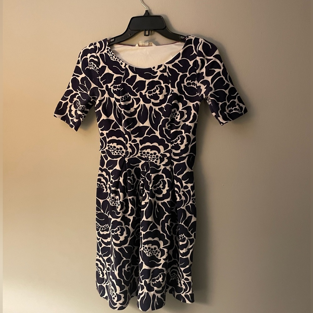 Boden fitted midi-dress in blue floral print. Size 2 petite.